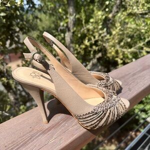 From the vault, this is a rare Joan&David leather heels with beautiful details